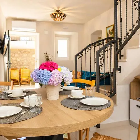 Casa de Férias Cozy Stone House With Lovely View In Centre Cavtat