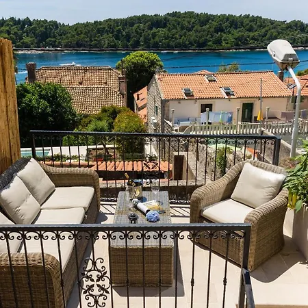 Casa de Férias Cozy Stone House With Lovely View In Centre Cavtat