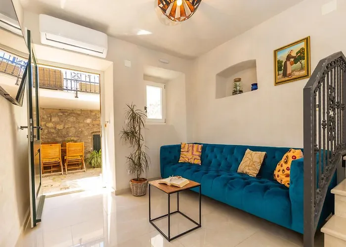 Hébergement de vacances Cozy Stone House With Lovely View In Centre *