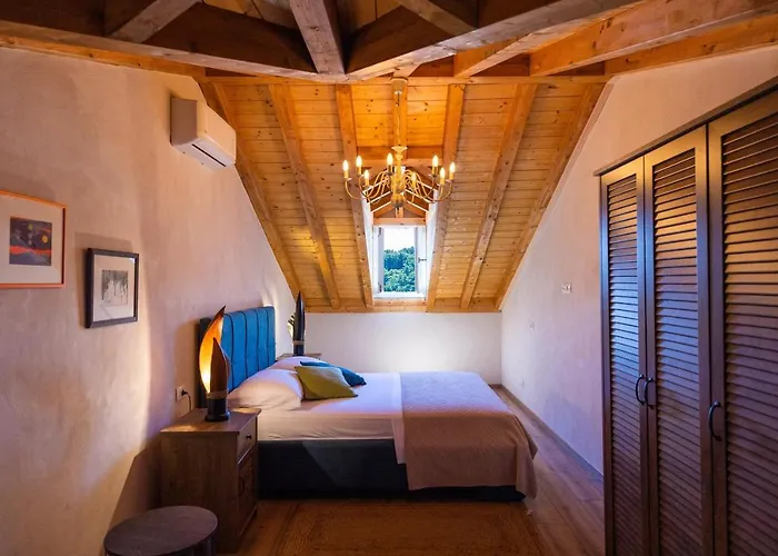 Feriehus Cozy Stone House With Lovely View In Centre Cavtat