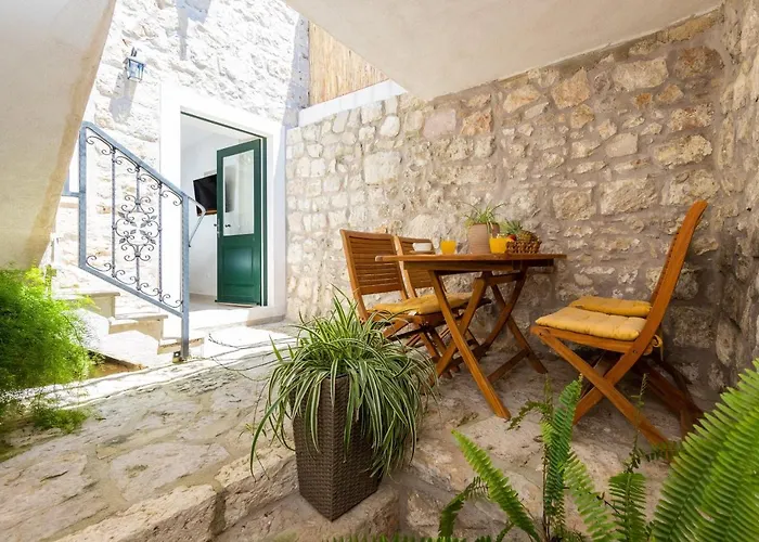 Hébergement de vacances Cozy Stone House With Lovely View In Centre