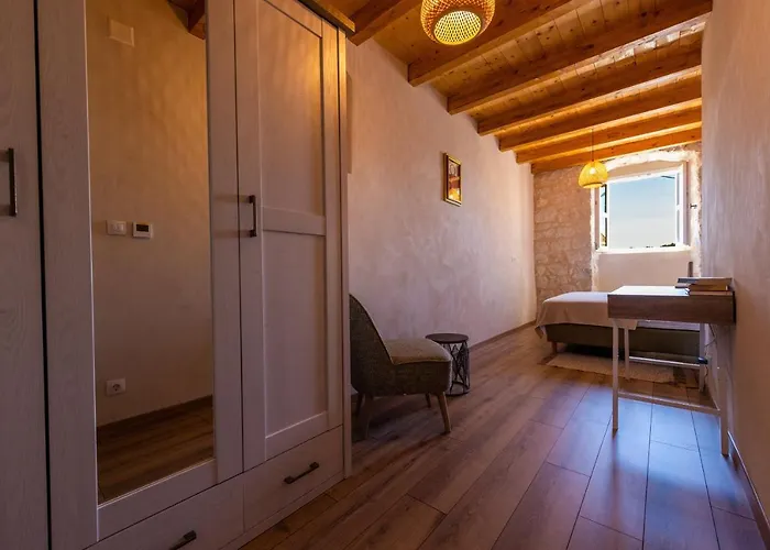 Cozy Stone House With Lovely View In Centre Feriehus