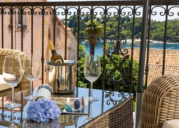 Feriehus Cozy Stone House With Lovely View In Centre