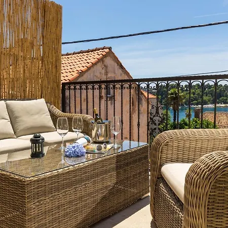 Cozy Stone House With Lovely View In Centre Nyaraló Cavtat